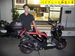 飛田さんと新しいバイクシート